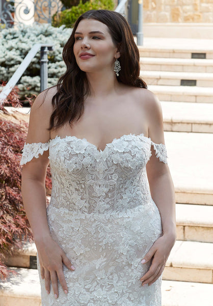 Three-Dimensional Frosted Embroidery on Tulle Sleeves