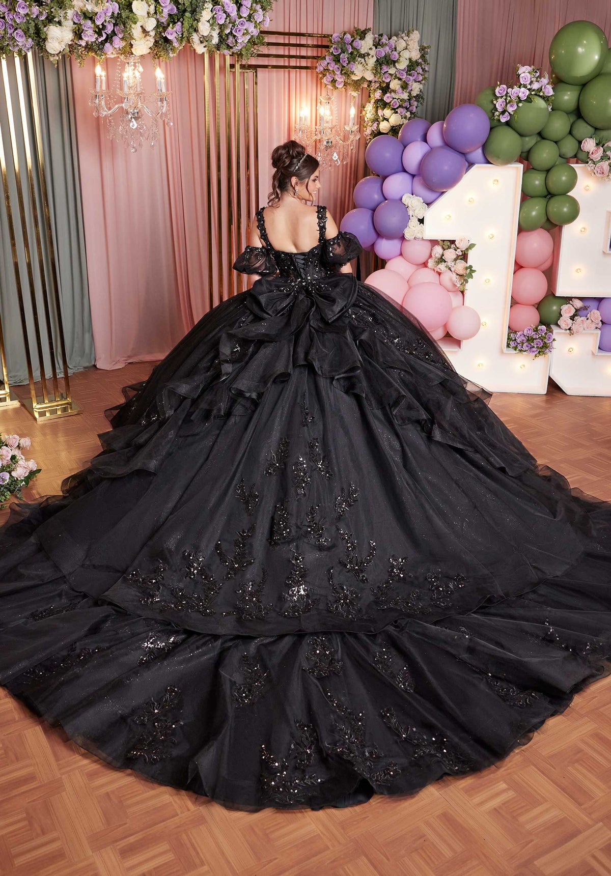Vestido de quinceañera con apliques de cristal bordado y volante asimétrico