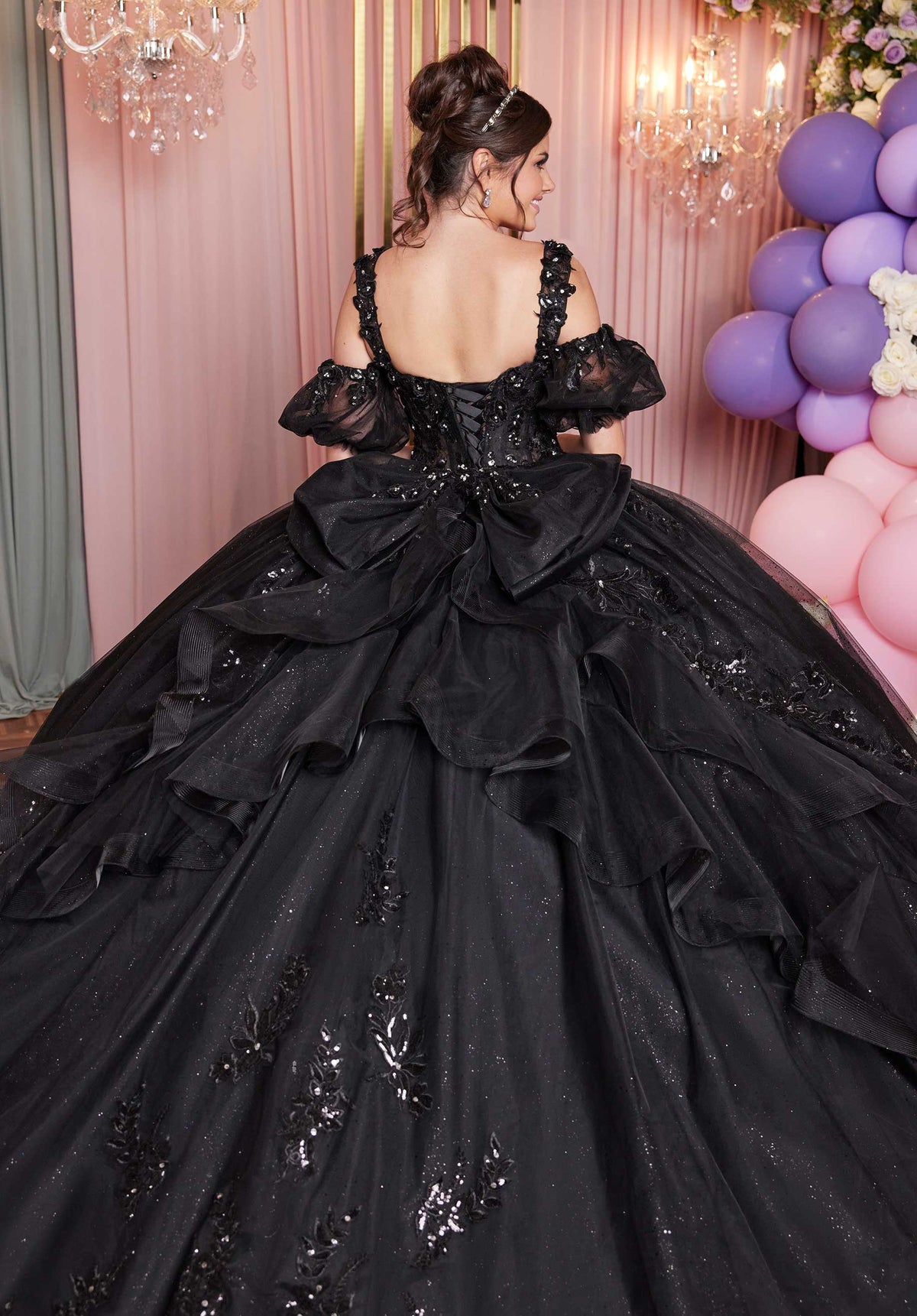 Vestido de quinceañera con apliques de cristal bordado y volante asimétrico