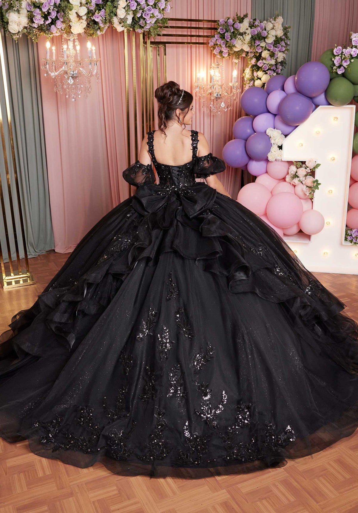 Vestido de quinceañera con apliques de cristal bordado y volante asimétrico