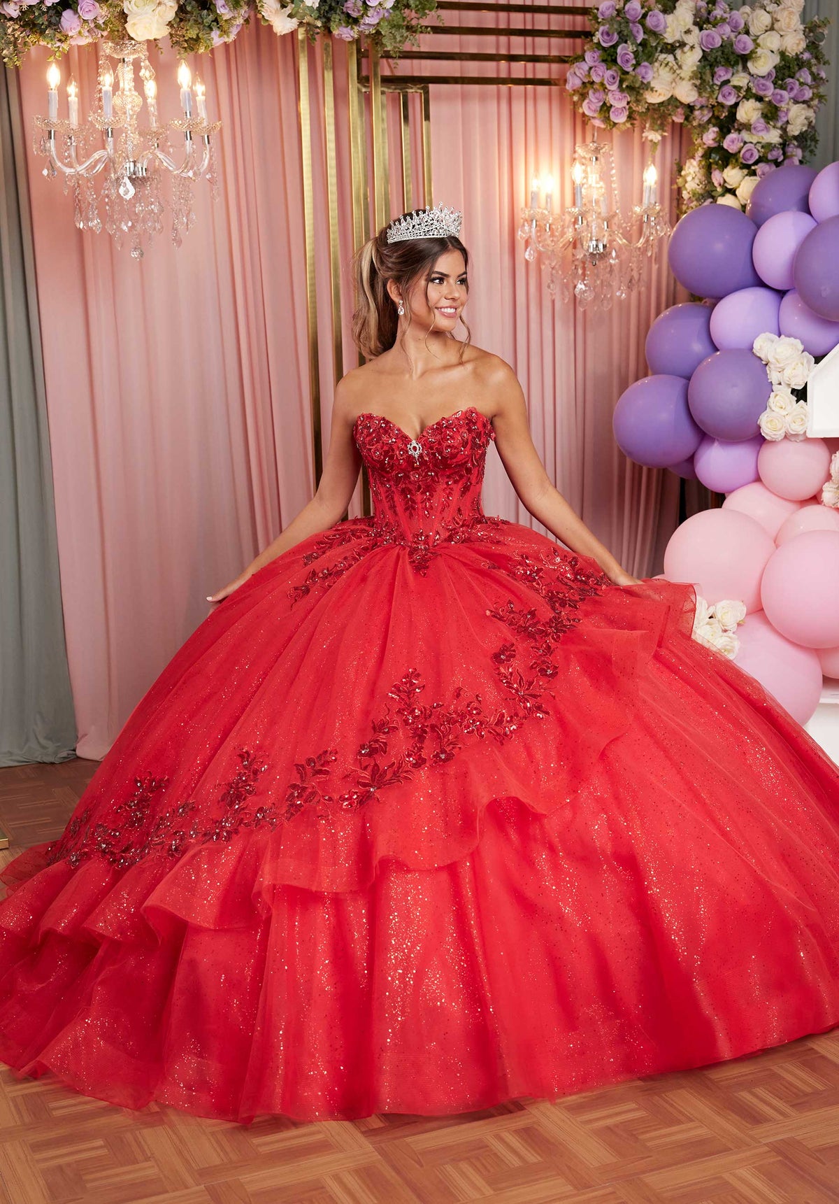 Vestido de quinceañera con apliques de cristal bordado y volante asimétrico