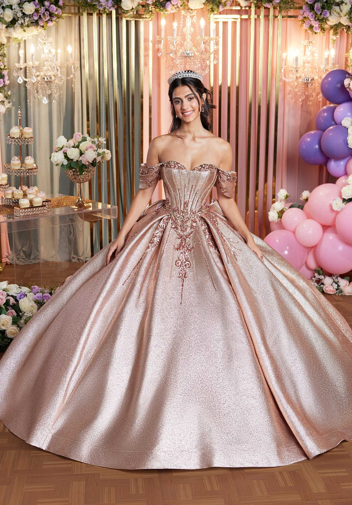 Vestido de quinceañera con corsé atrapamigas y brocado metálico