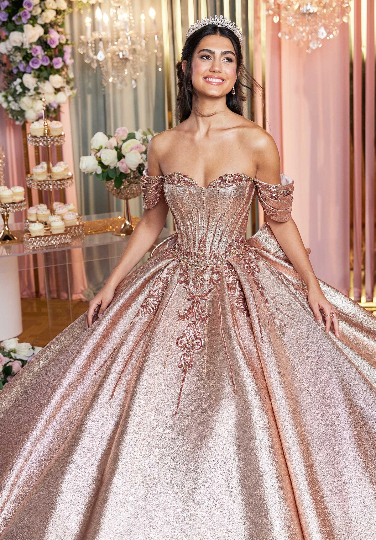Vestido de quinceañera con corsé atrapamigas y brocado metálico