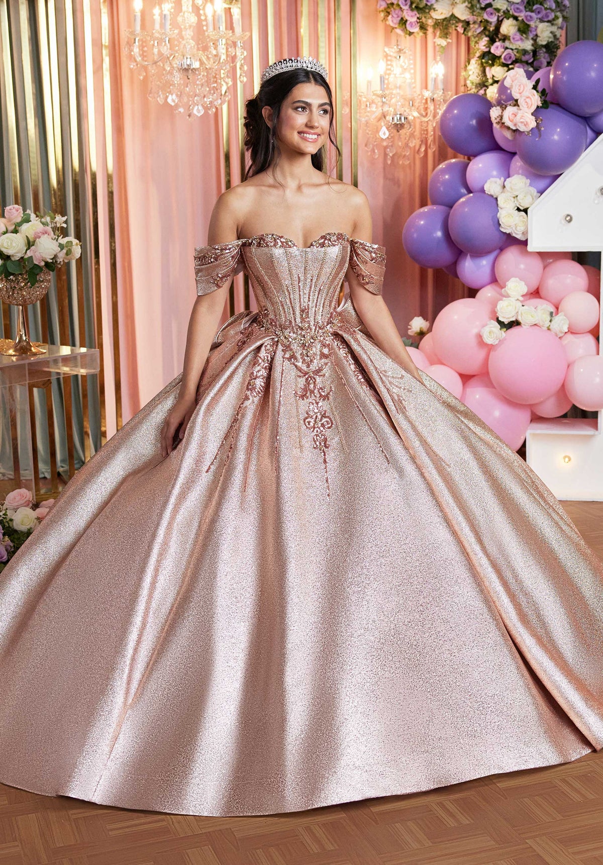 Vestido de quinceañera con corsé atrapamigas y brocado metálico