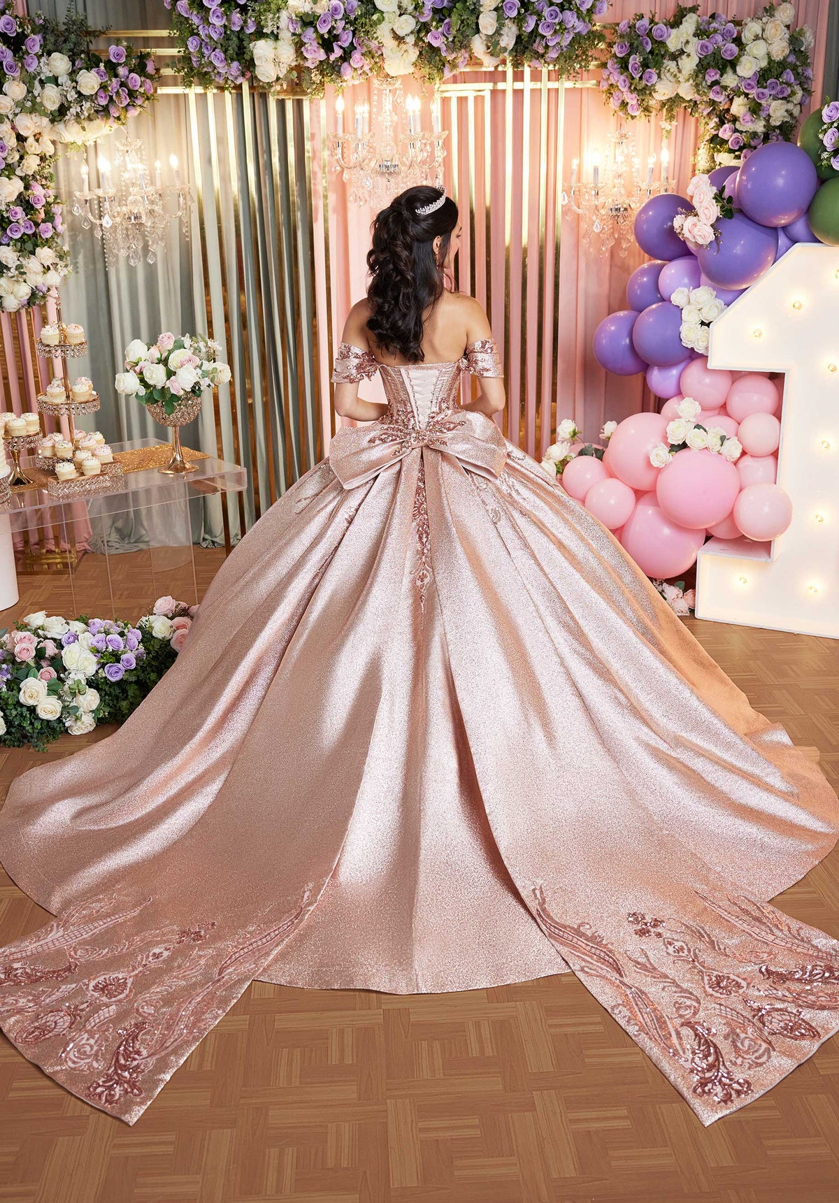 Vestido de quinceañera con corsé atrapamigas y brocado metálico