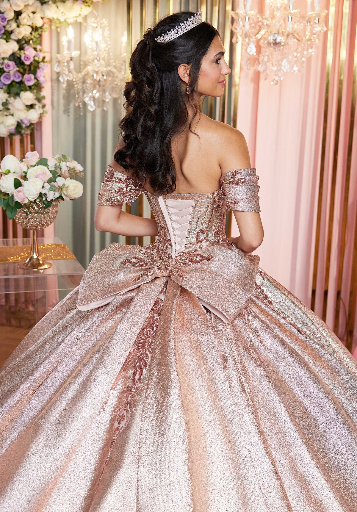 Vestido de quinceañera con corsé atrapamigas y brocado metálico