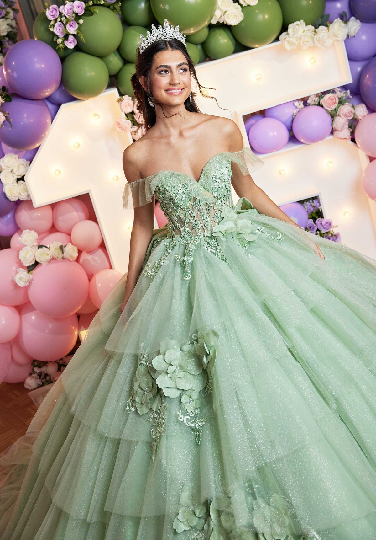 Vestido de quinceañera asimétrico con capas y flores tridimensionales