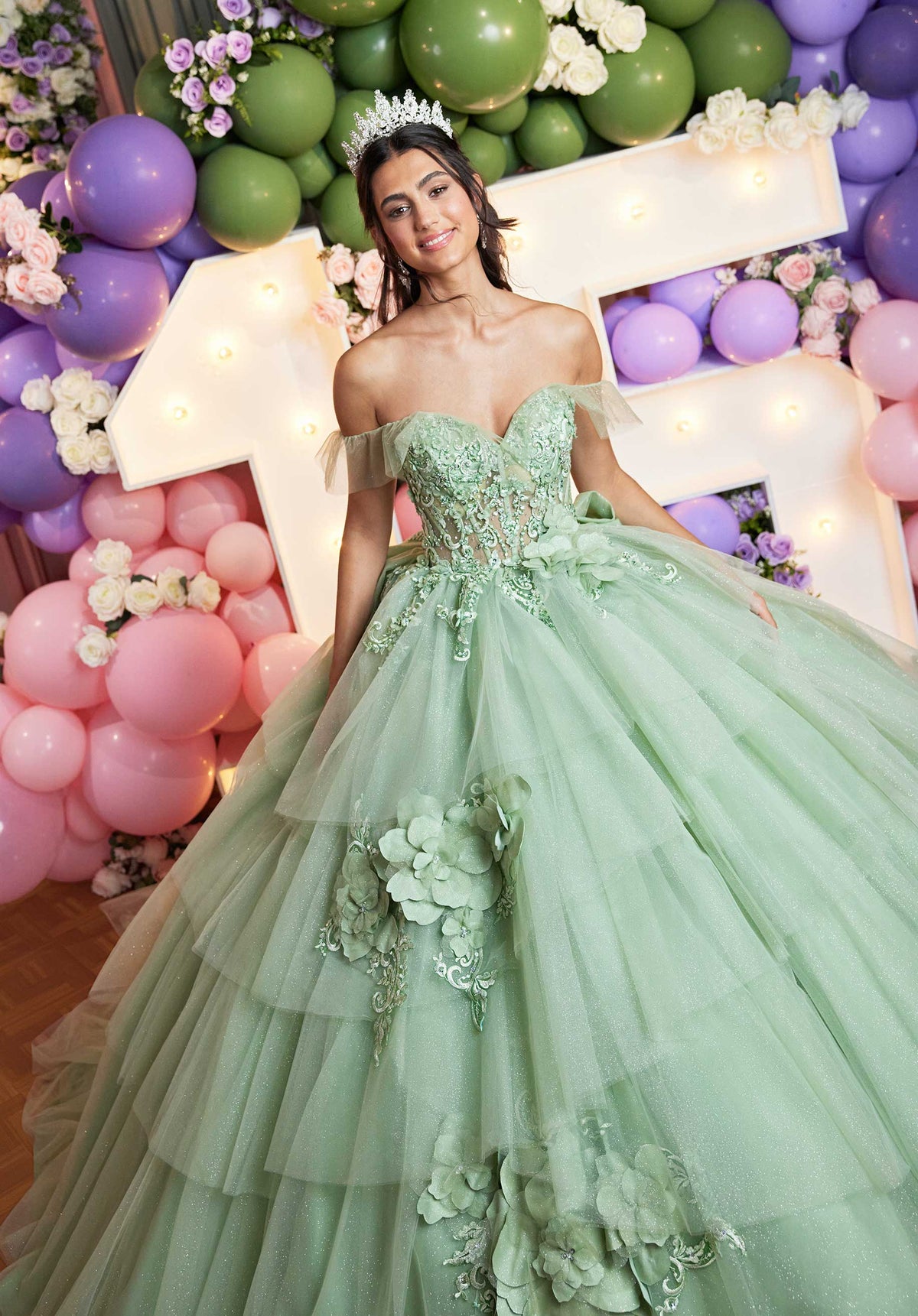 Vestido de quinceañera asimétrico con capas y flores tridimensionales