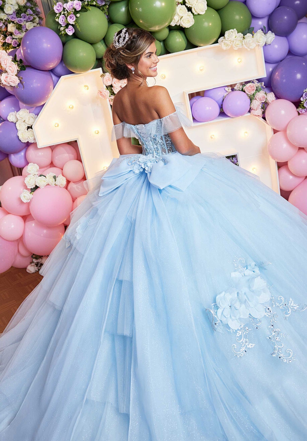 Vestido de quinceañera asimétrico con capas y flores tridimensionales