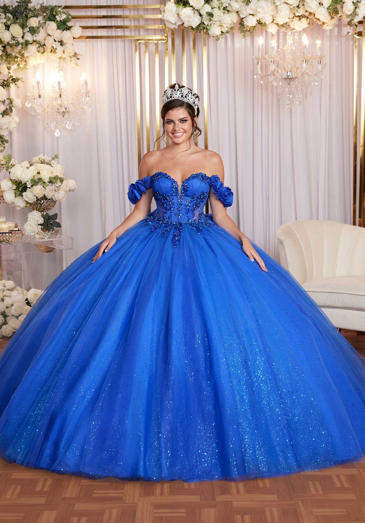 Vestido de quinceañera con corpiño drapeado y flores tridimensionales