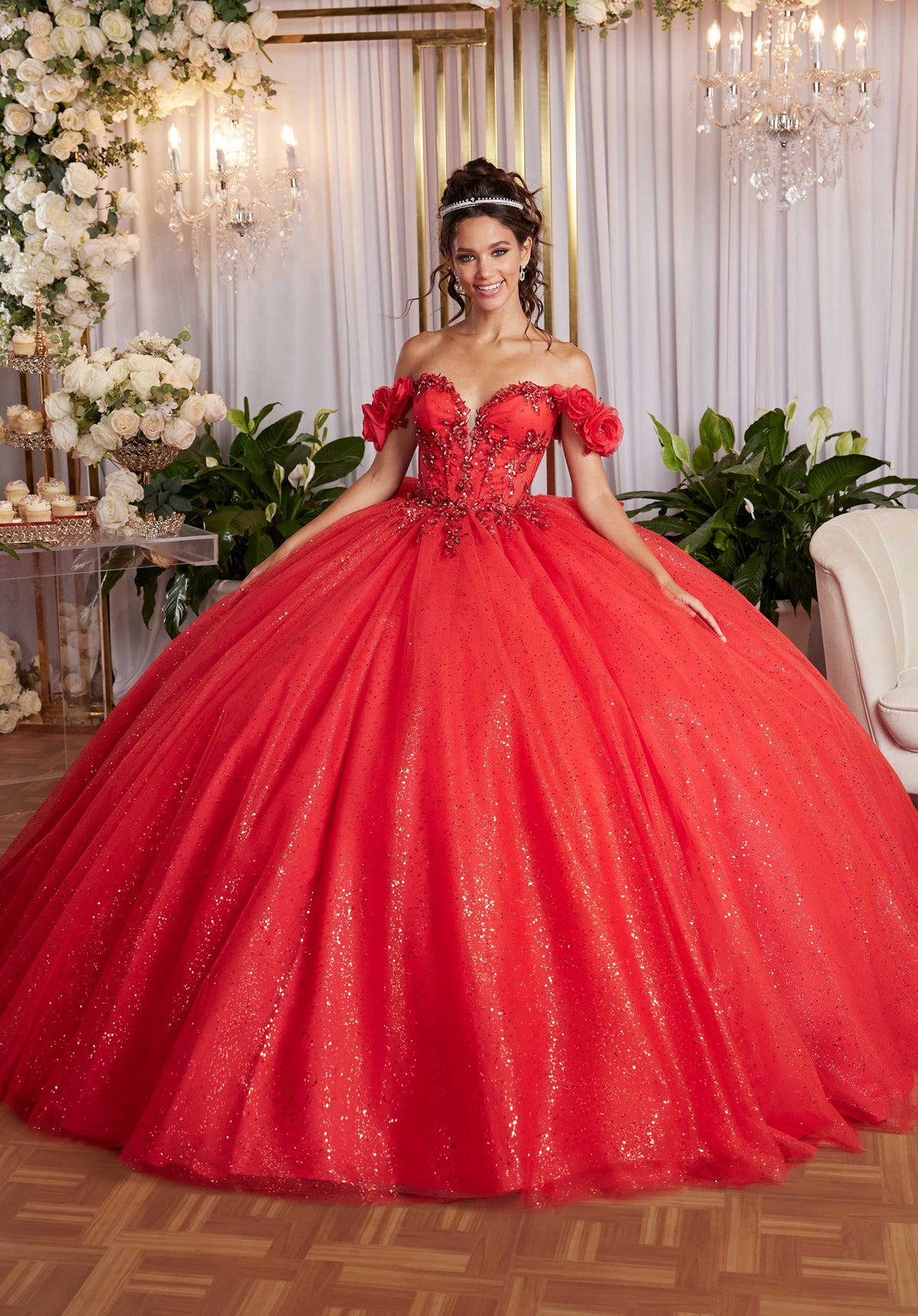 Vestido de quinceañera con corpiño drapeado y flores tridimensionales