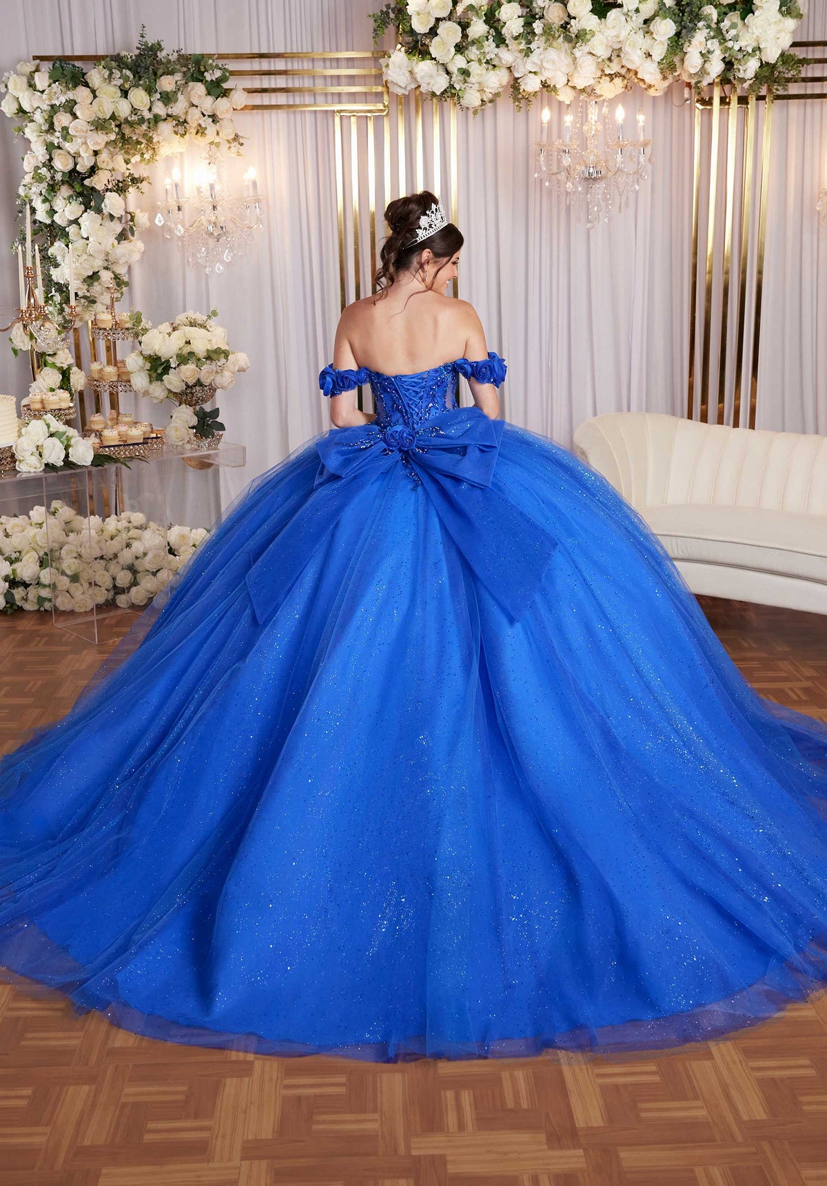 Vestido de quinceañera con corpiño drapeado y flores tridimensionales