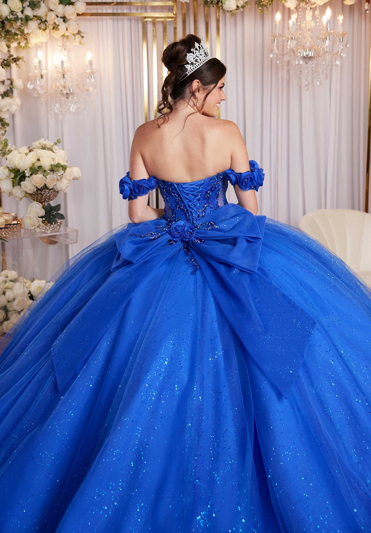 Vestido de quinceañera con corpiño drapeado y flores tridimensionales