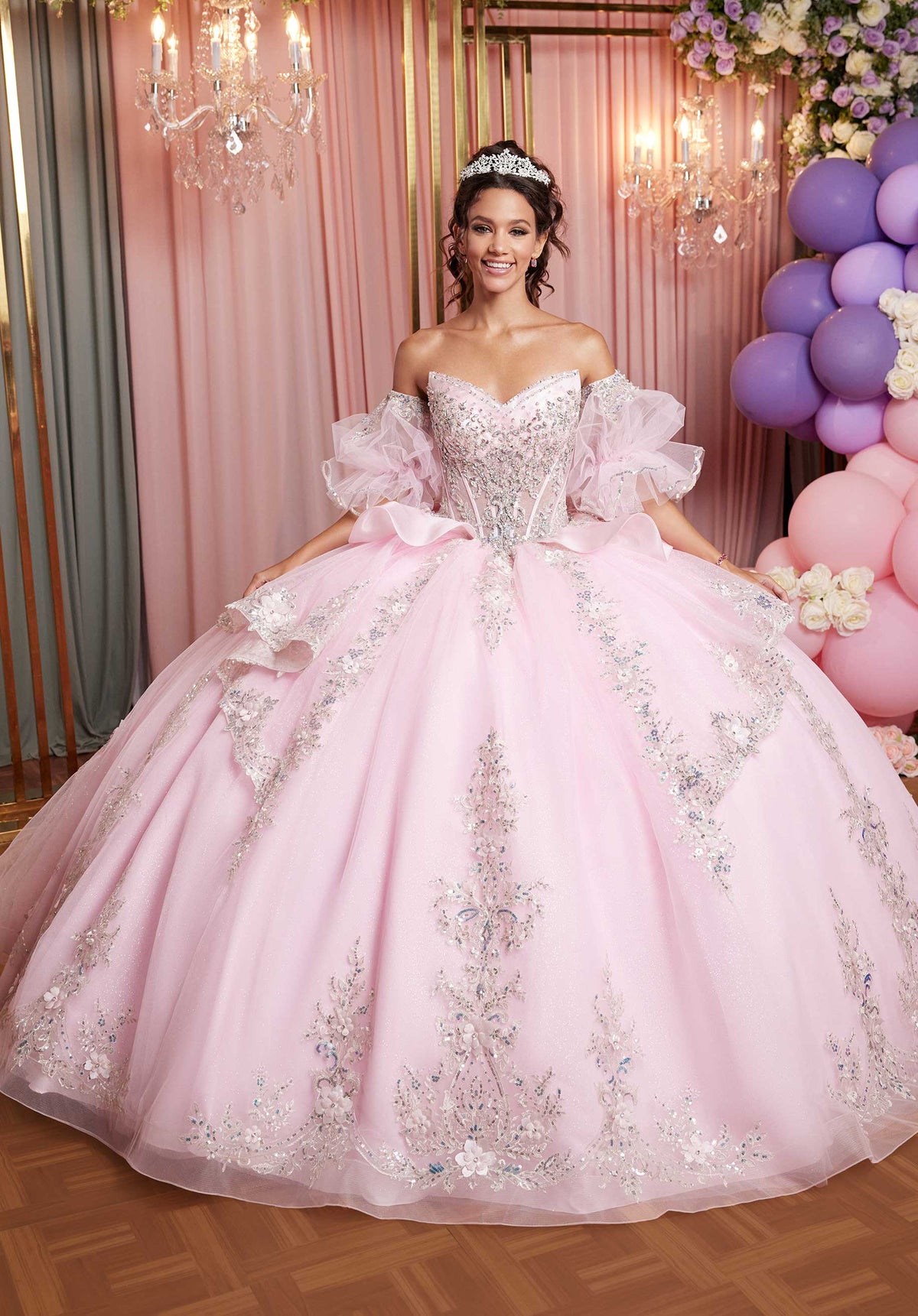 Vestido de quinceañera con apliques adornados y escote ojo de gato y falda escalonada con peplum