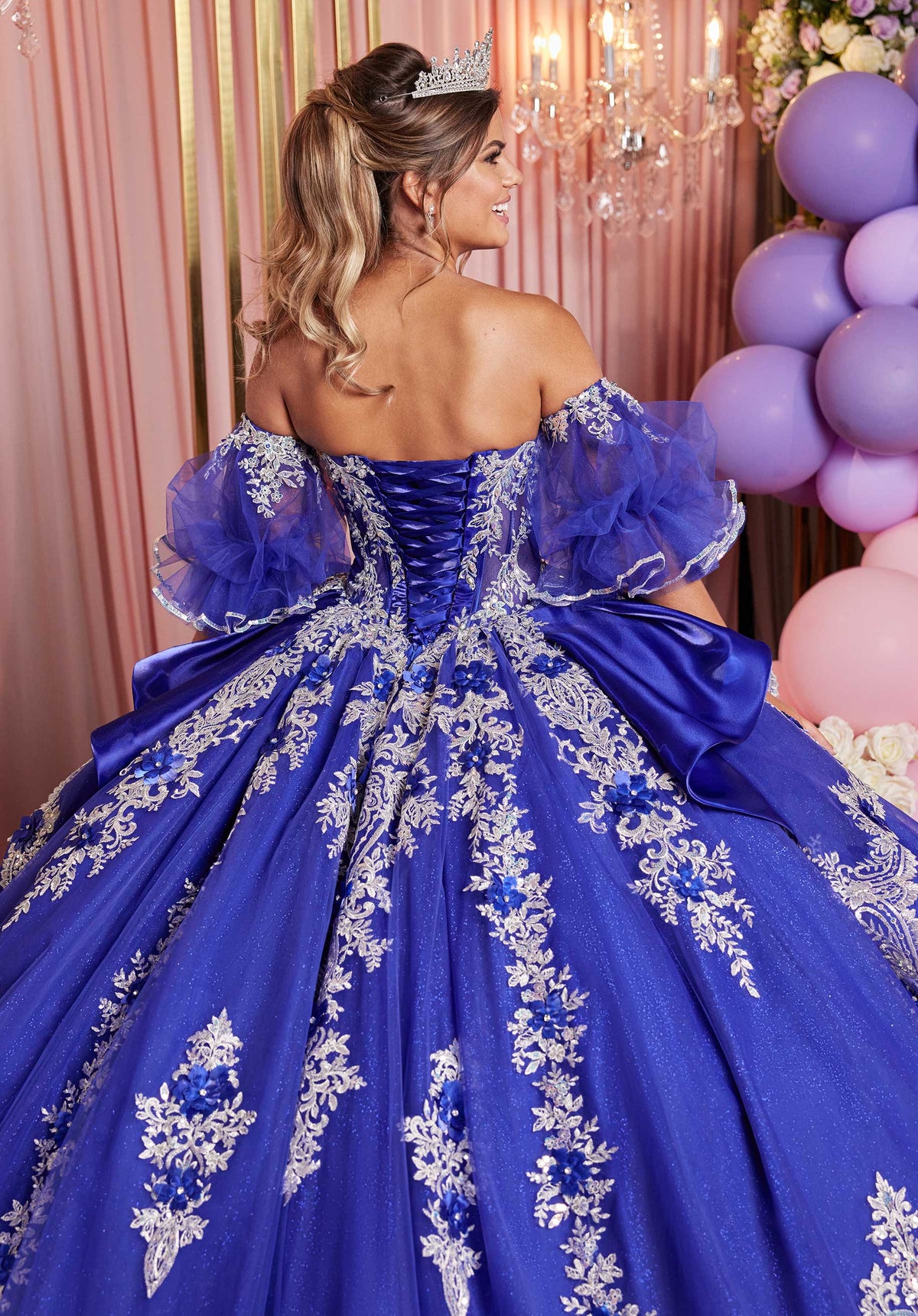 Vestido de quinceañera con apliques adornados y escote ojo de gato y falda escalonada con peplum