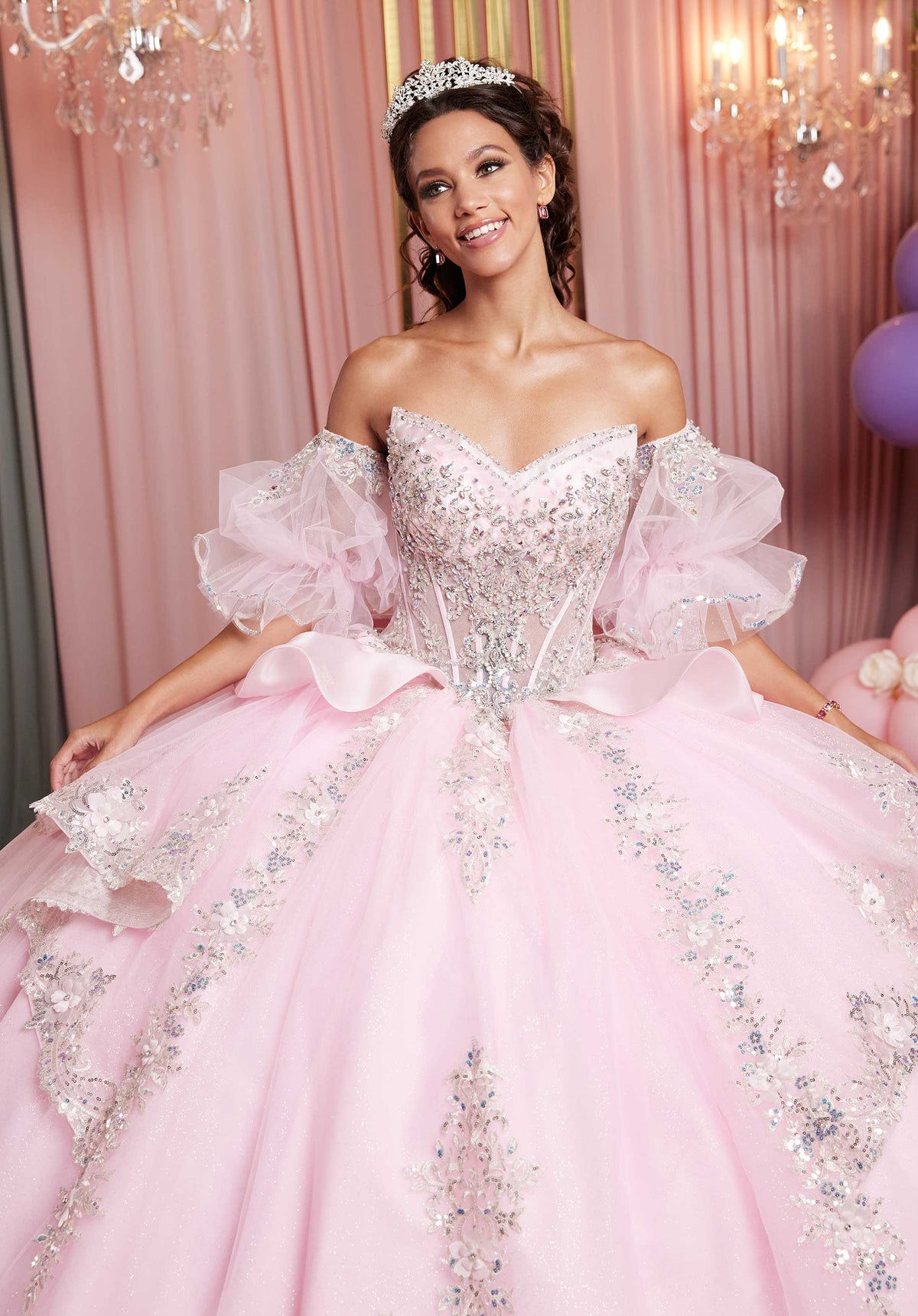 Vestido de quinceañera con apliques adornados y escote ojo de gato y falda escalonada con peplum