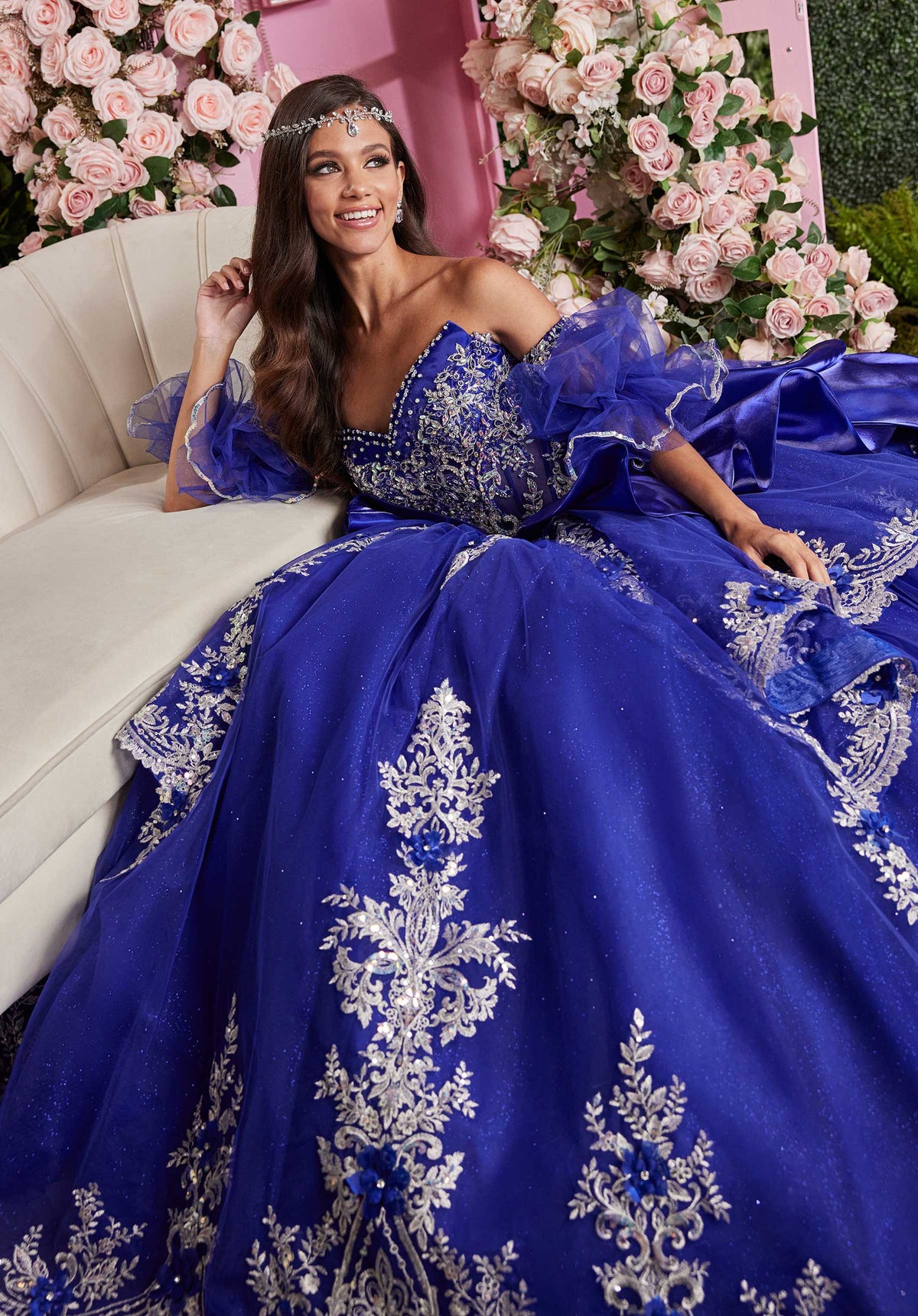Vestido de quinceañera con apliques adornados y escote ojo de gato y falda escalonada con peplum