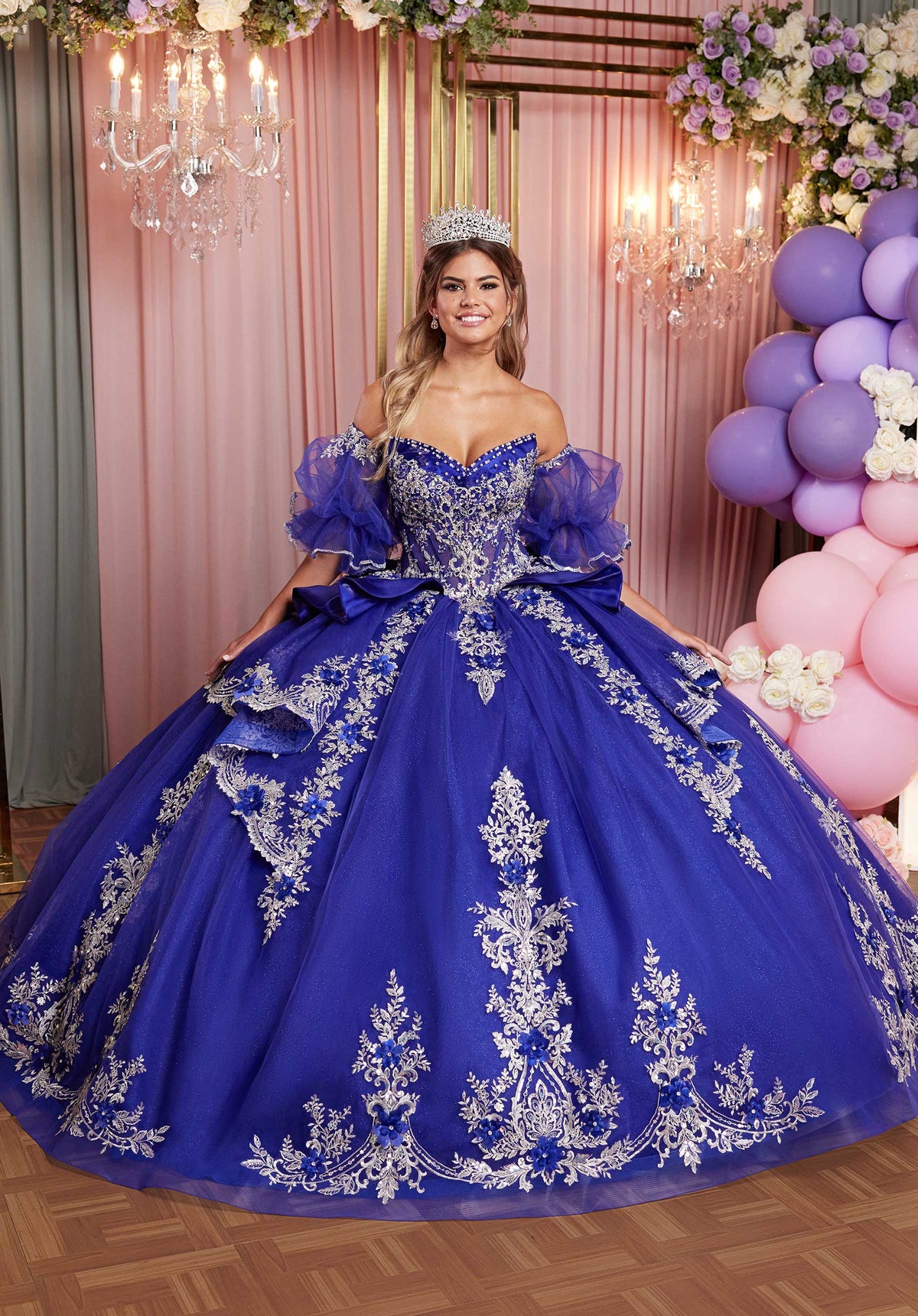 Vestido de quinceañera con apliques adornados y escote ojo de gato y falda escalonada con peplum