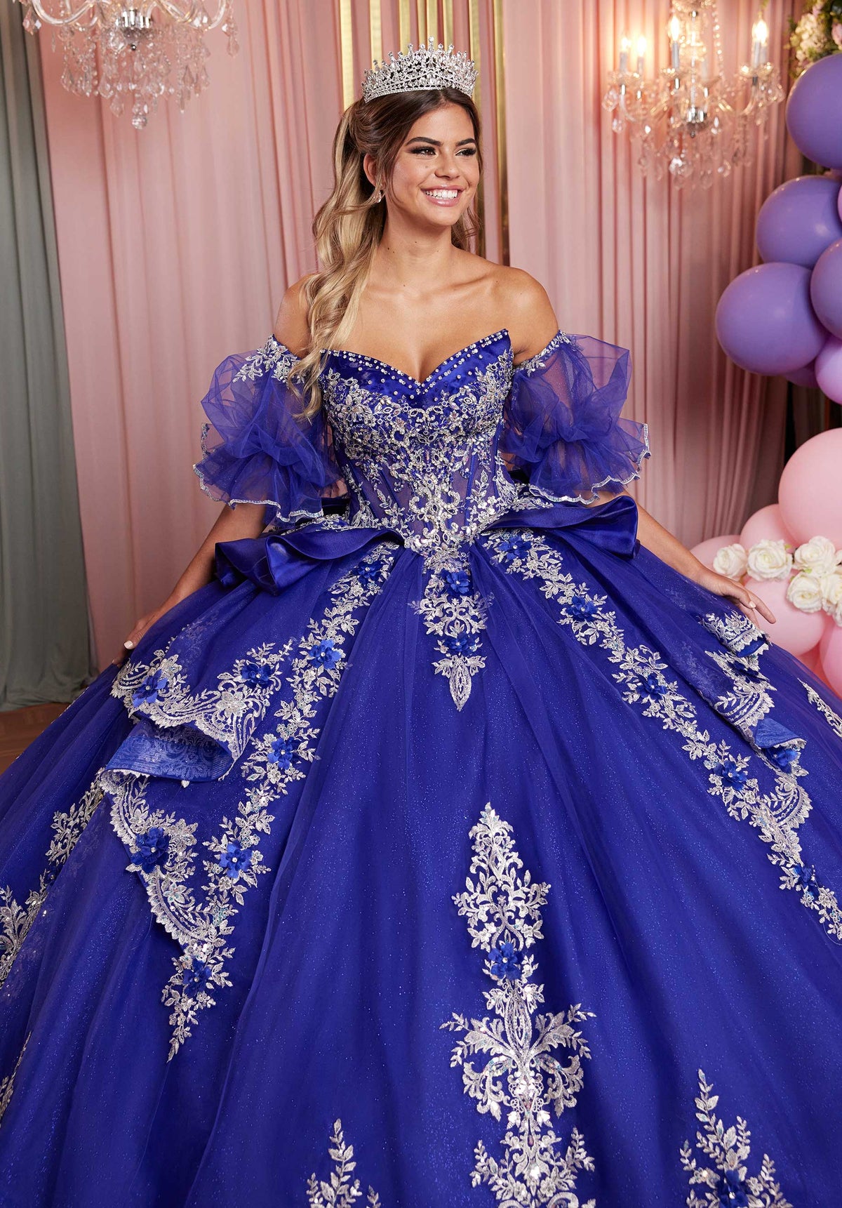 Vestido de quinceañera con apliques adornados y escote ojo de gato y falda escalonada con peplum