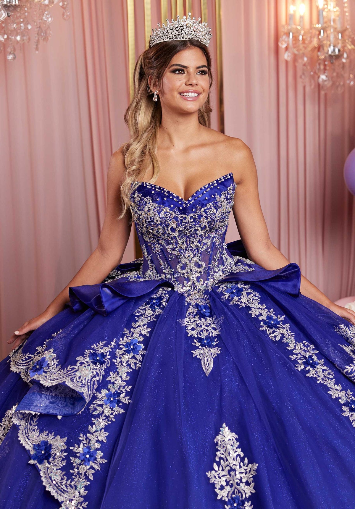 Vestido de quinceañera con apliques adornados y escote ojo de gato y falda escalonada con peplum