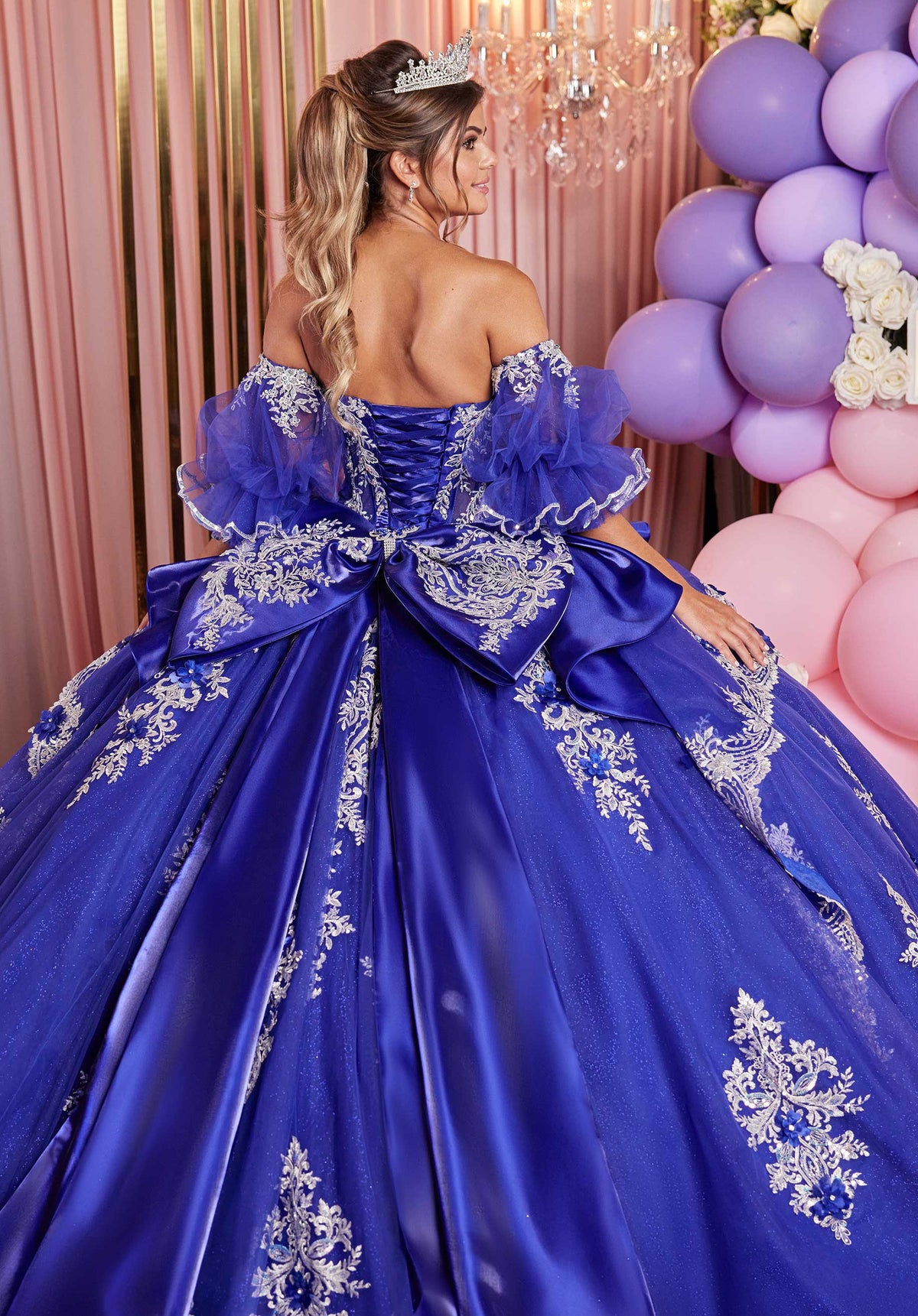 Vestido de quinceañera con apliques adornados y escote ojo de gato y falda escalonada con peplum