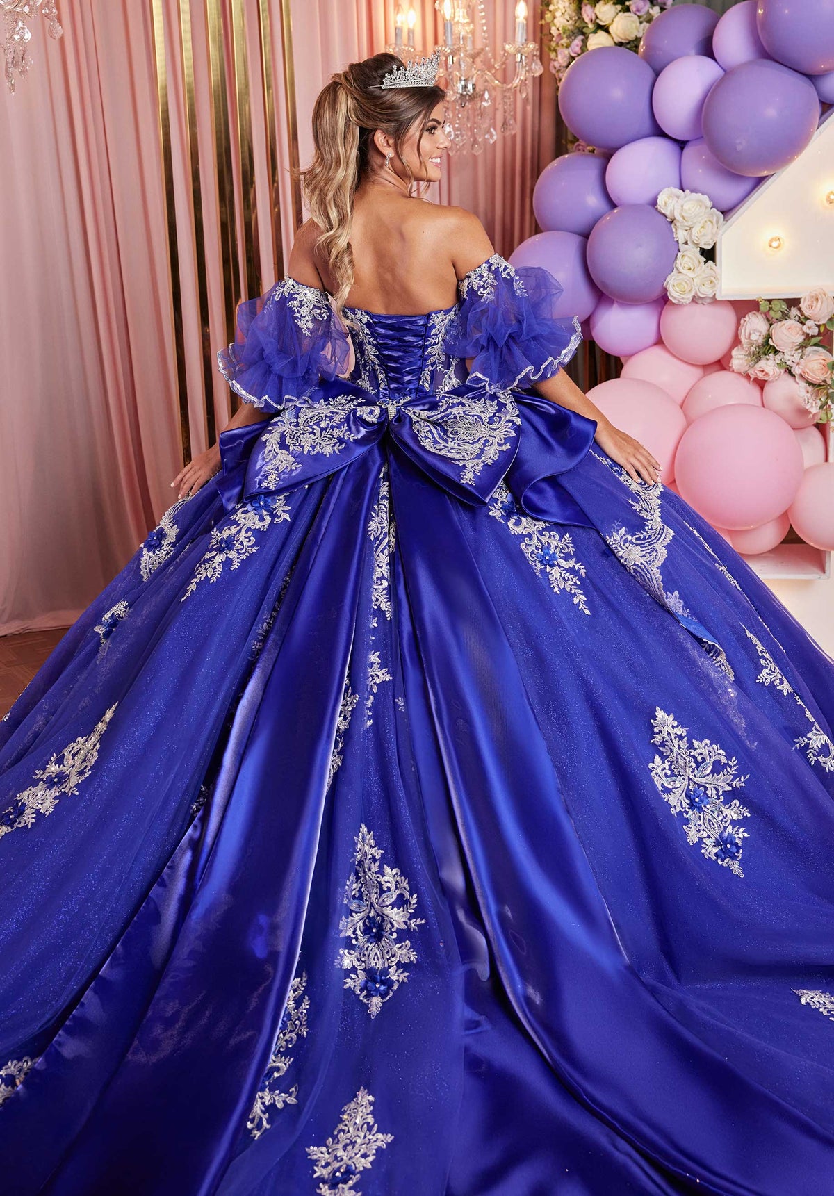 Vestido de quinceañera con apliques adornados y escote ojo de gato y falda escalonada con peplum