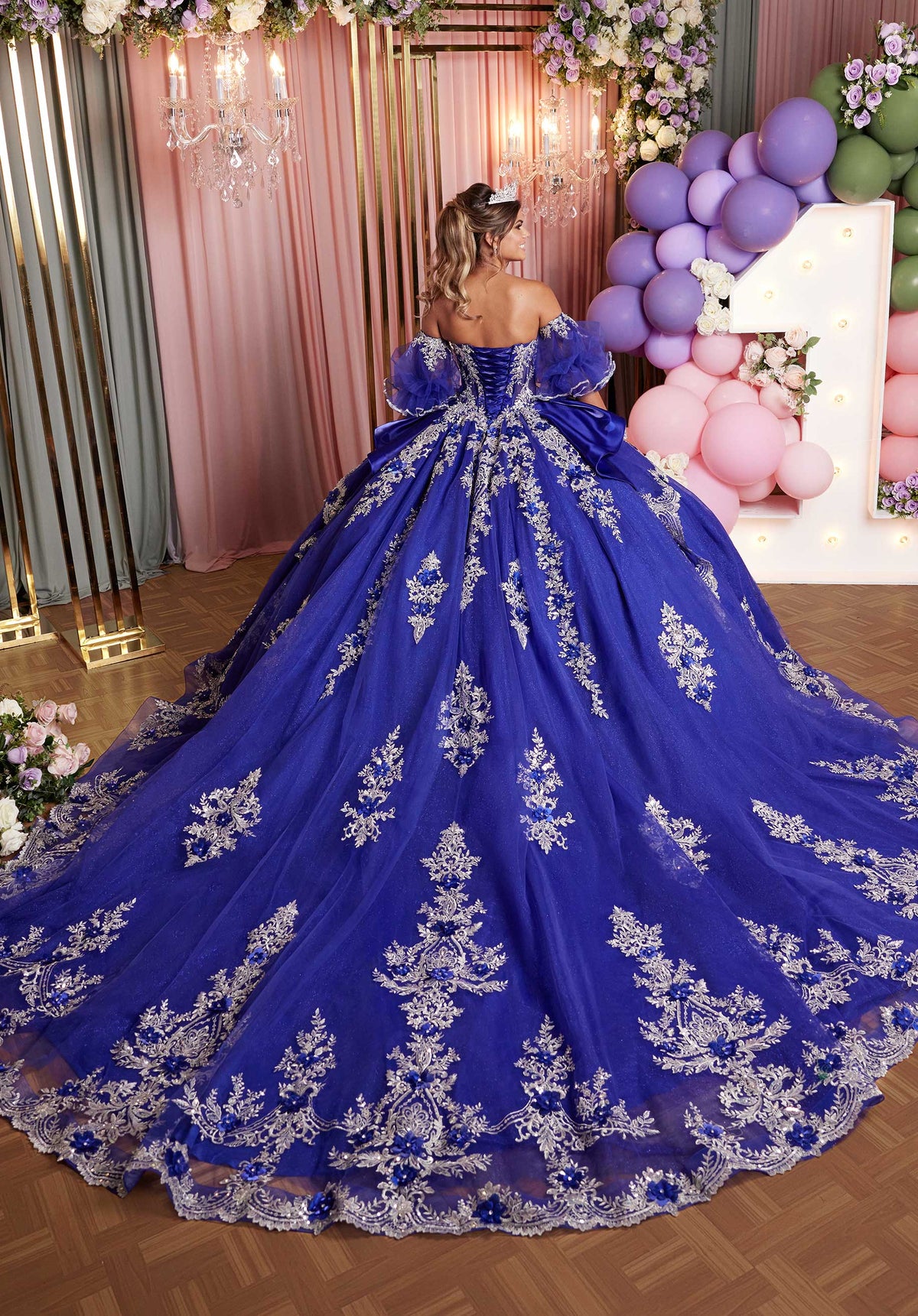 Vestido de quinceañera con apliques adornados y escote ojo de gato y falda escalonada con peplum